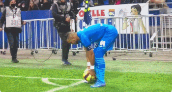 媒体人热议中足联颁奖：中超最佳教练怎能参考足协杯成绩？（中足联颁奖引媒体热议：评中超最佳教练缘何参考足协杯战绩？）