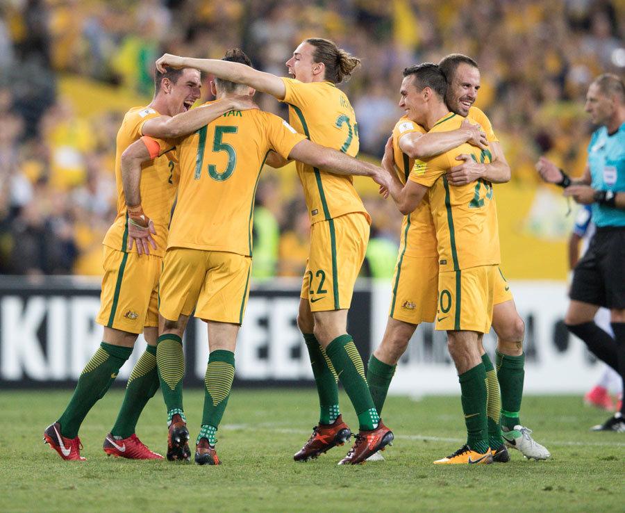 邓弗里斯：希望两到三周内复出，我们的球队就像一个大家庭（邓弗里斯：力争两三周内回归，球队就像一家人）