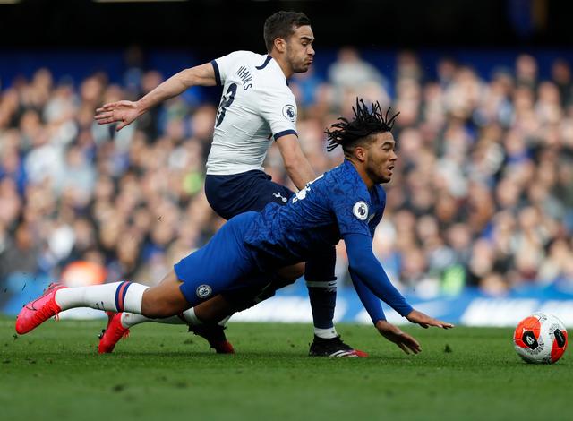 马卡：阿诺德在皇马重现双重性，进攻创造力与防守隐患并存（马卡：阿诺德在皇马攻防两面性凸显，进攻创意十足却埋下防守隐患）