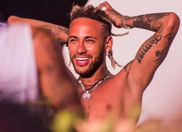 女生打高尔夫打中野鸭，鸭在湖中走，高尔夫从天上来（女子打高尔夫误中野鸭，鸭子湖中漫步，球从天而降）