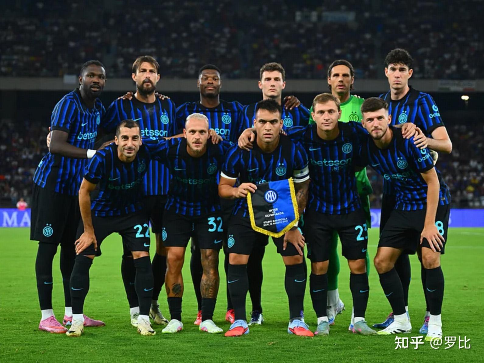 孙颖莎恭喜徐瑛彬，还专门跟徐瑛彬握握手（孙颖莎向徐瑛彬送上祝贺，并特地与其握手）