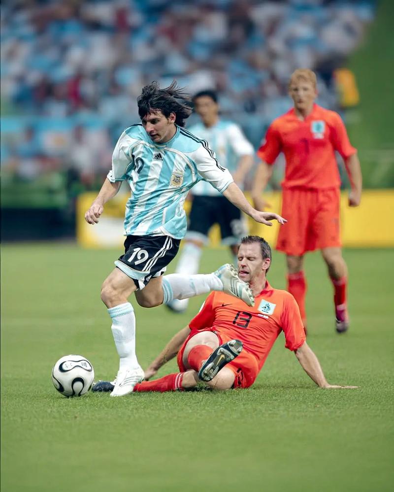 跟队记者：预计埃里克-加西亚还要再佩戴面具踢三场比赛（随队记者：预计埃里克-加西亚仍需戴面具再踢三场）