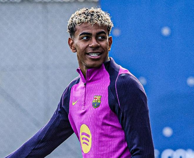 汪涵陪儿子马术竞赛！嚼槟榔超享受，夫妻交替带娃成热议焦点（汪涵现身儿子马术赛场，嚼槟榔显惬意，夫妻轮流带娃引热议）