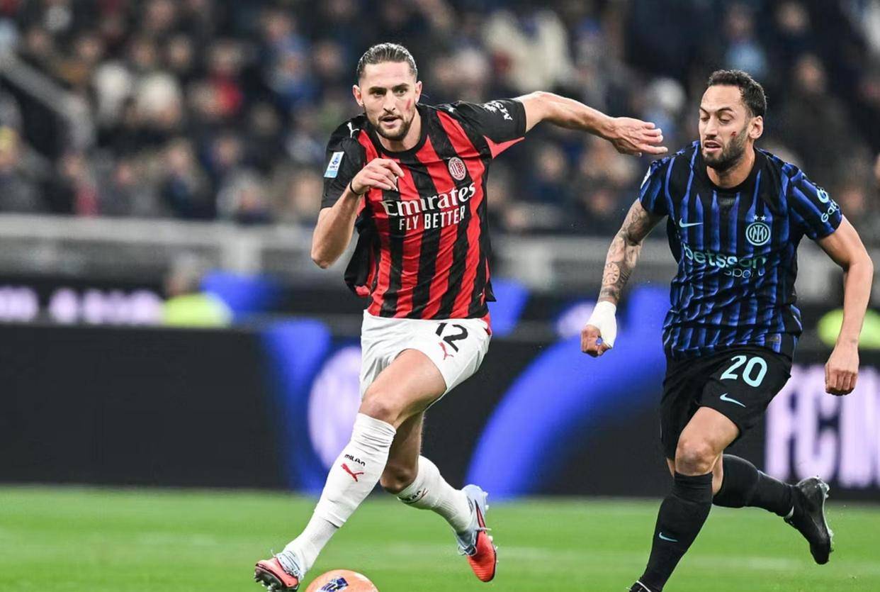 齐达内访华与樊振东互动，展现球技，赞其乒乓球成就，两人友好交流，共话皇马。（齐达内访华与樊振东同台互动，秀球技点赞其乒乓成就，友好交流共话皇马）