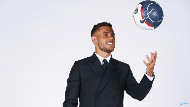 所有人都来欣赏刘亦菲阿布扎比8s换轮胎…老公姐这块！（刘亦菲在阿布扎比8秒换胎，全场惊呼！）